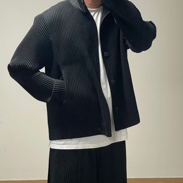 옴므플리세 23FW 8월 먼슬리 플리츠 하이넥 버튼 자켓 블랙 2