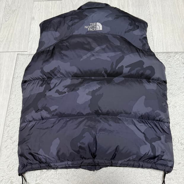 (L)노스페이스 중앙로고 센터로고 패딩 조끼 블랙카모