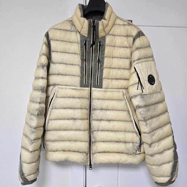 [M] CP컴퍼니 DD쉘 미디엄 다운 자켓 피스타치오 쉘 베이지