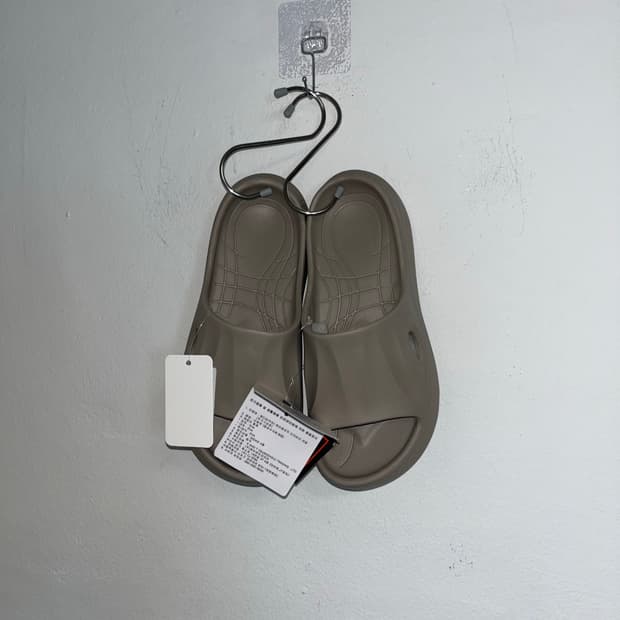 Eddie Bauer Beige Slippers