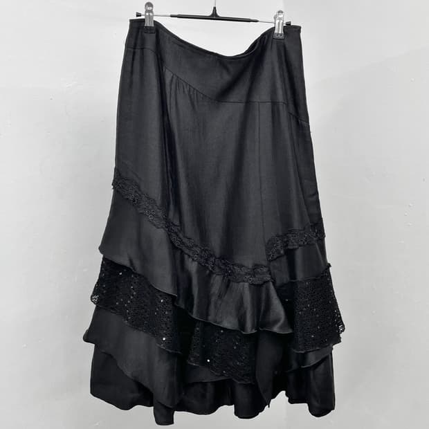 고딕 프릴 디테일 롱 스커트