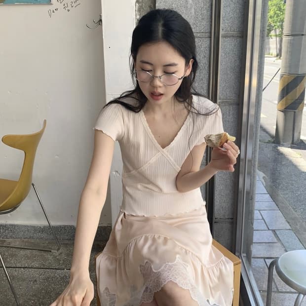 연핑크 브이넥 상의
