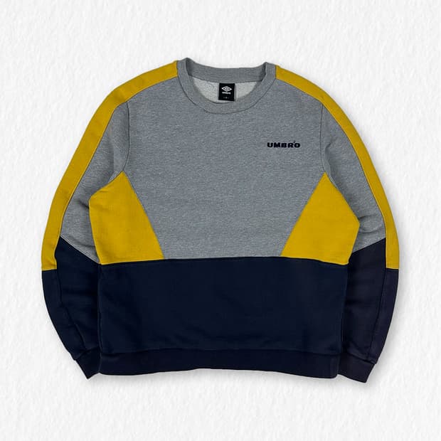 엄브로 패널 절개 맨투맨