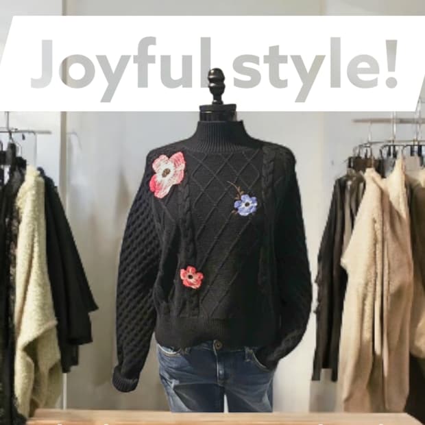 타미힐피거 네이비 플라워 자수 꽈배기 모크넥 크롭 여성 니트 스웨터 55