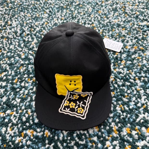 캐피탈 스마일 로고 캡 블랙