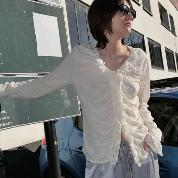 세릭 프릴 셔링 블라우스