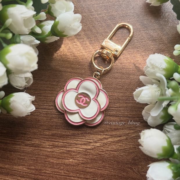 화이트) 샤넬 까멜리아 플라워 골드 백참 키링 키체인