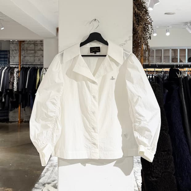 비비안웨스트우드 화이트 셔링 퍼프 블라우스