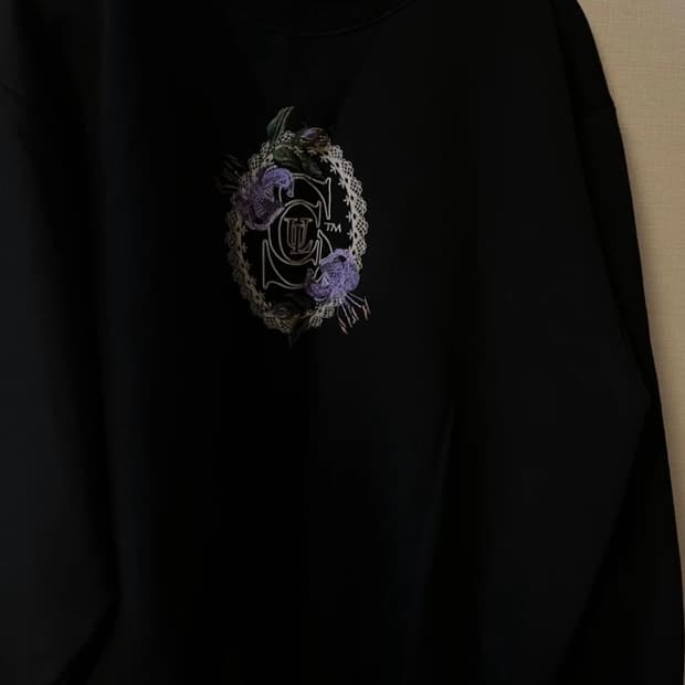 Sculptor 스컬프터 자수 맨투맨 블랙