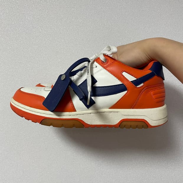 오프화이트 아웃 오브 오피스 스니커즈