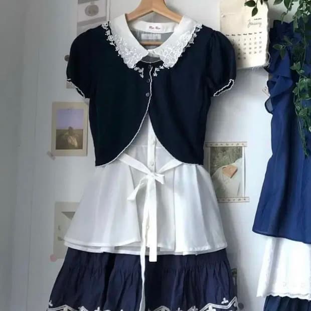 코모레비 화이트 프릴 나시 블라우스