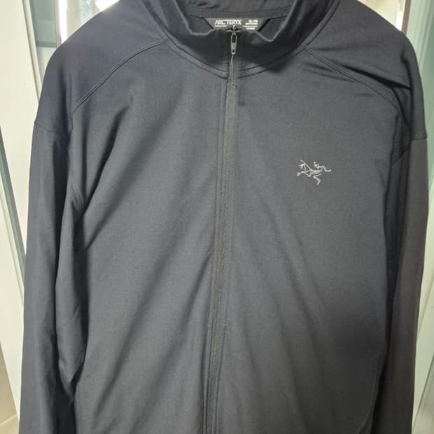 아크테릭스 카이어나이트 자켓 블랙 색상입니다. XL 사이즈이고, 상태는 