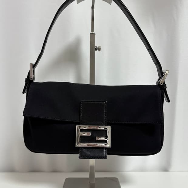 펜디 나일론 바게트백 블랙