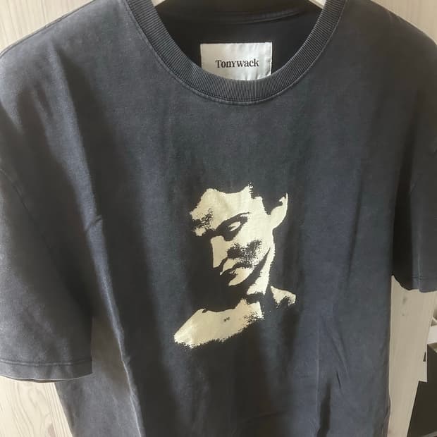 토니웩 반팔 Portrait garment dyed faded black