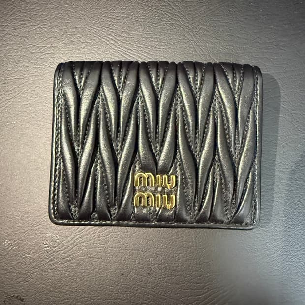 미우미우 마테라쎄 금장 반지갑