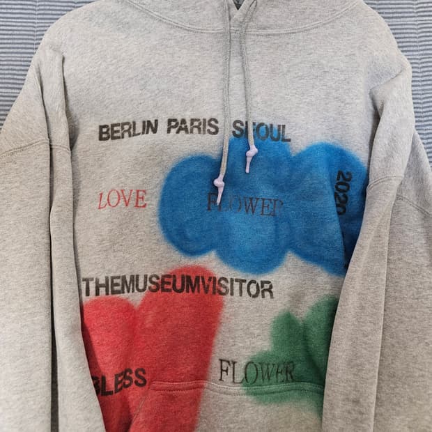 더뮤지엄비지터 20fw 스프레이 후드티