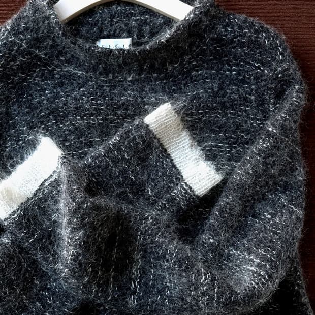 Brushed fabric design neck knit