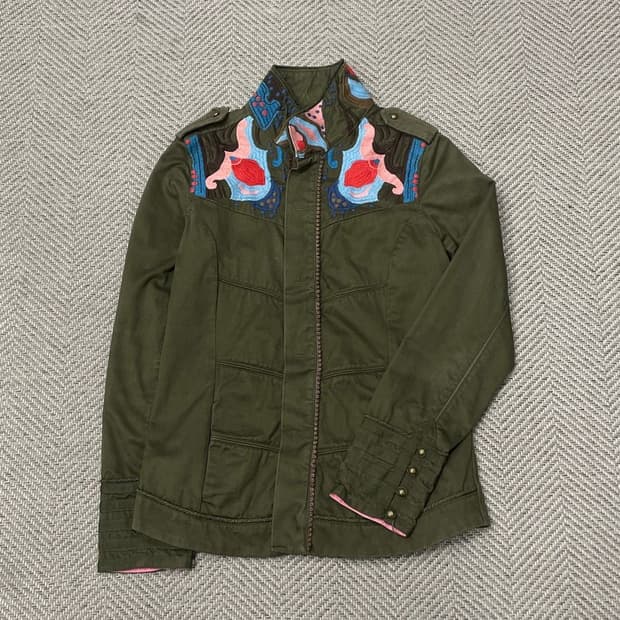 오일릴리 자수 디테일 자켓 v0070