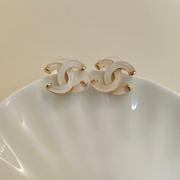 샤넬 호마이카 CC로고 화이트 귀걸이 업사이클링