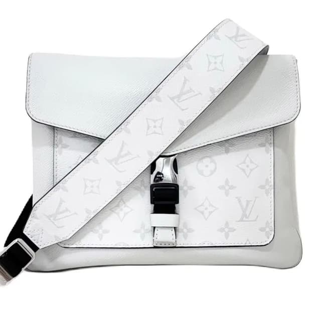 [OS]루이비통 LV로고 아웃도어 플랩 메신저백