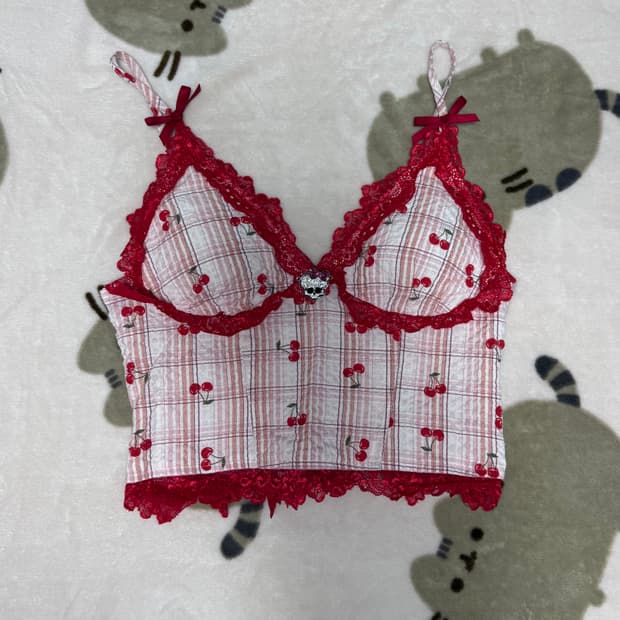 체리 레이스 슬리브리스 크롭 베스트