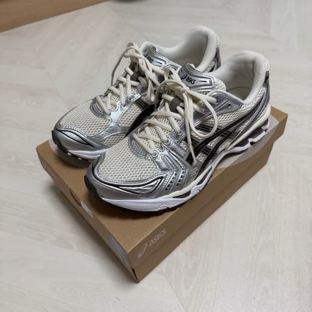 아식스 젤카야노14크림블랙 260 팔아요