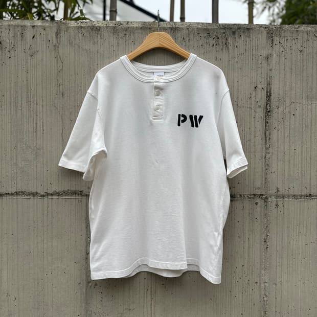 아웃스탠딩 x 유니폼 브릿지 P.W 헨리넥 티셔츠