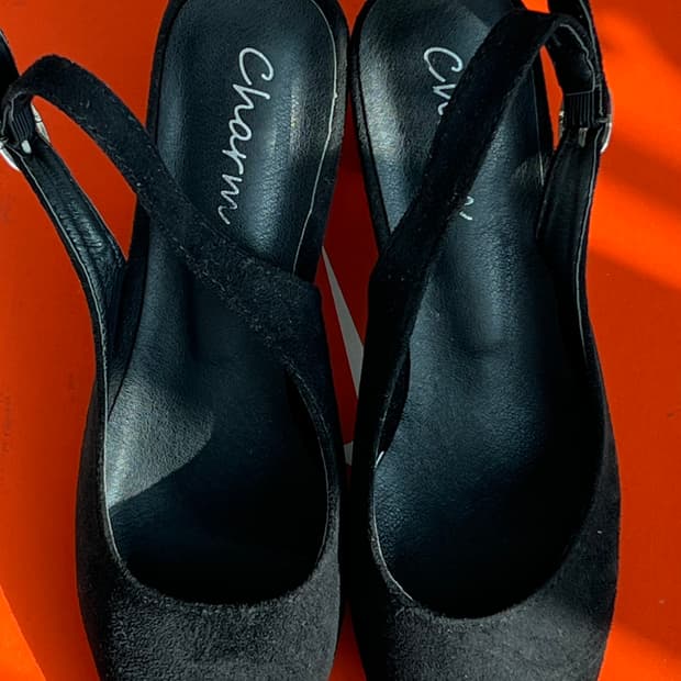 Charm 블랙 스웨이드 슬링백 힐 235