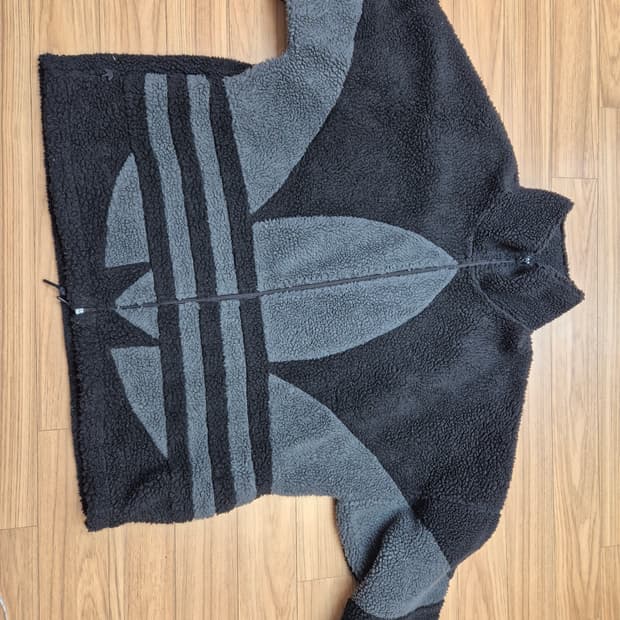 아디다스 쉐르파 플리스 자켓 XL 사이즈입니다
부드러운 플리스 소재로 되