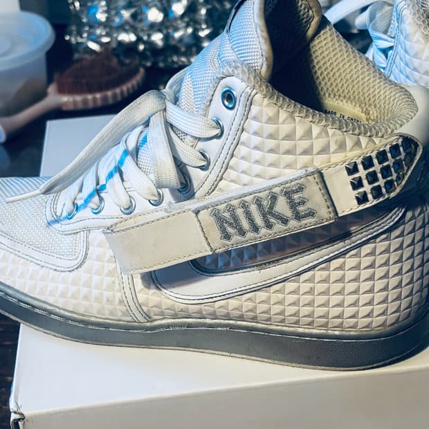 나이키 반달하이 슈프림 화이트 실버 스터드