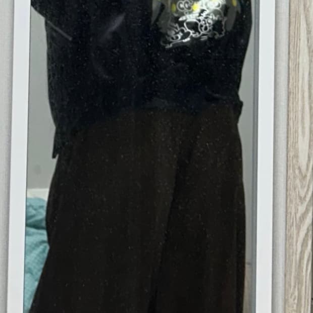 더뮤지엄비지터 플라워 프린트 지퍼 블루종 블랙