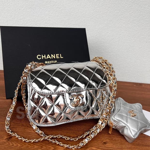   샤넬 뷰티 VIP 실버 메탈 크로스백 파우치 및 스타 코인 퍼스 세트