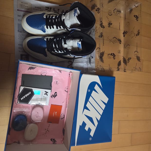 조던 1 x 트래비스 스캇 x 프라그먼트 레트로 하이 밀리터리 블루