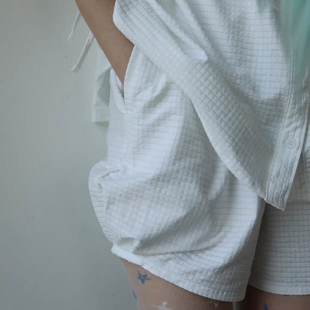 무음 플리츠 벌룬 쇼츠 화이트