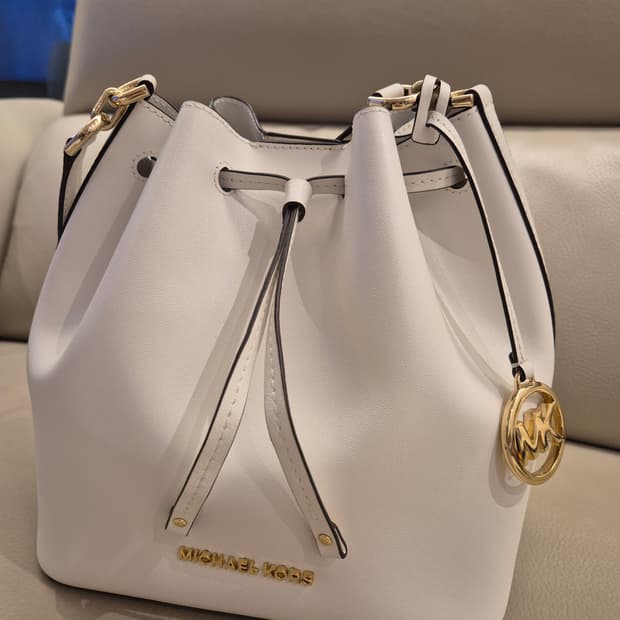 마이클코어스 화이트 버킷백