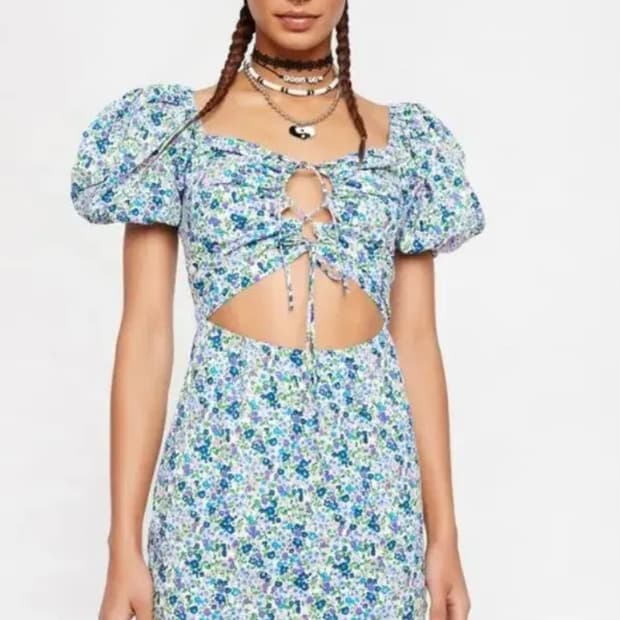 어나더걸 피커부 퍼프 미니 드레스 플로럴 타이 프론트 컷아웃