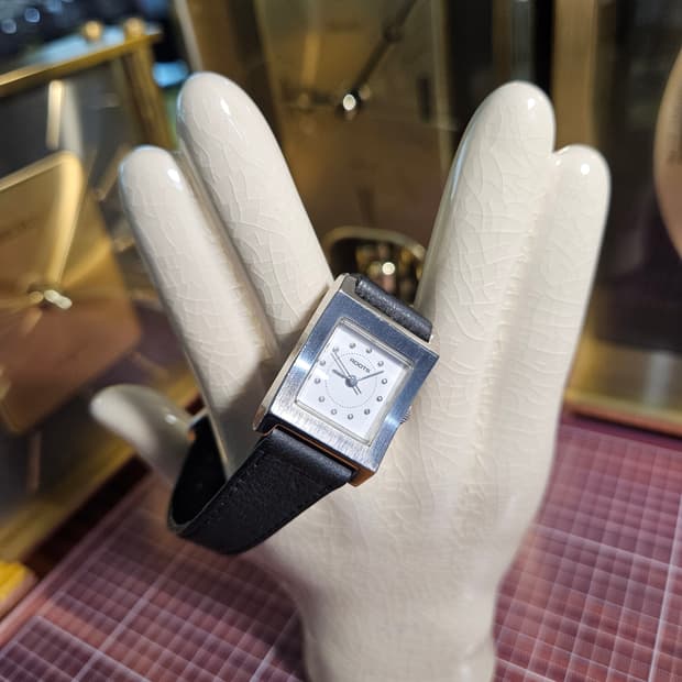 Roots 여성용 검정 가죽줄 쿼츠 시계