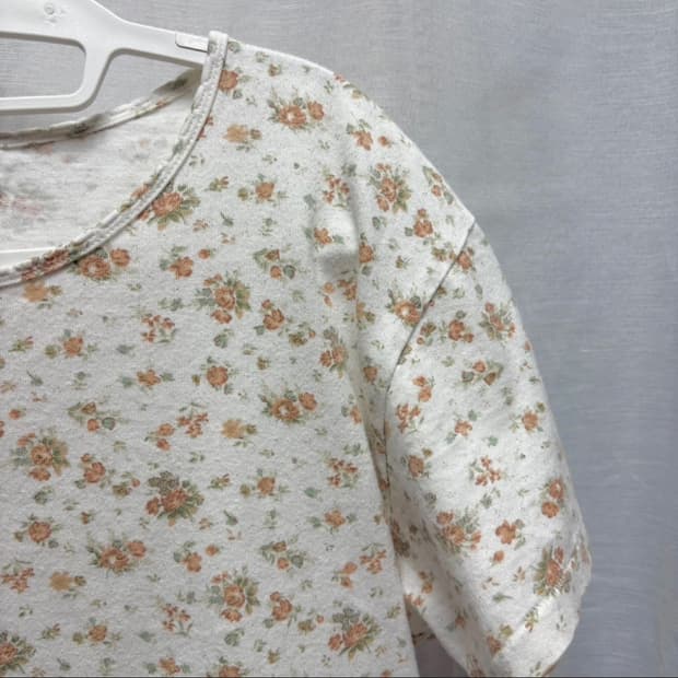 모리걸 오렌지 잔꽃 패턴 반팔티