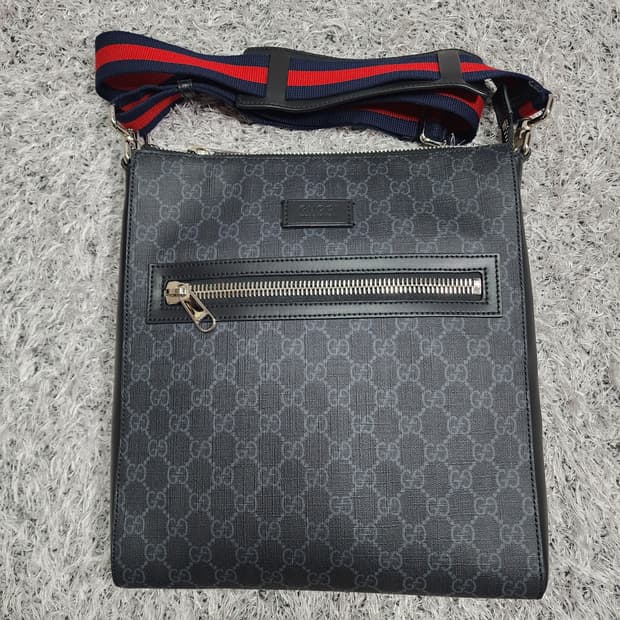 구찌 GG 수프림 웹 스트랩 블랙 메신저 크로스백