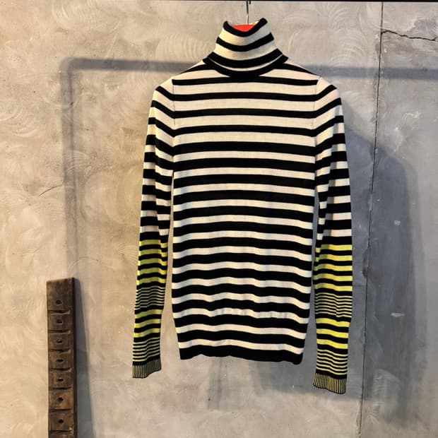 쥬시꾸띄르 메리노울 터틀넥 니트 55~66