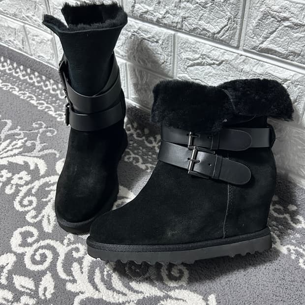 Ash 아쉬 히든 웨지 스웨이드 퍼 멀티 버클 부츠