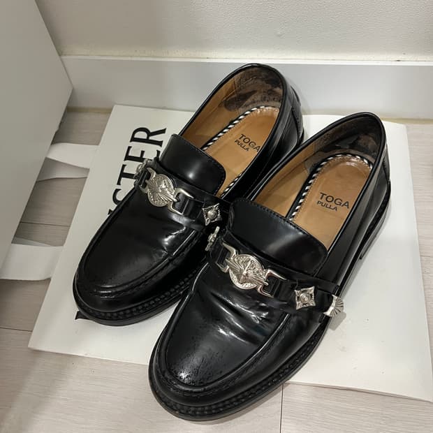 (240) 토가 풀라 메탈 버클 스트랩 레더 로퍼 (TOGA PULLA)