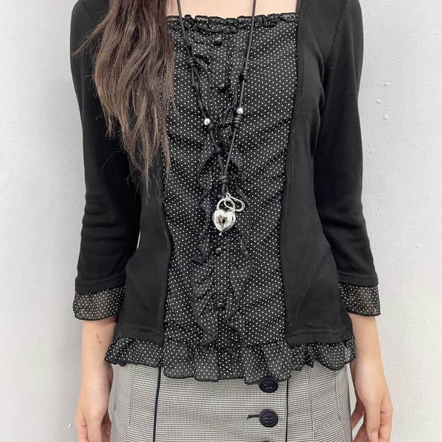 블랙 버튼 도트 프릴 탑