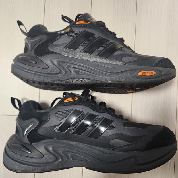 아디다스 운동화 클라이마웜 카본 코어 블랙 러닝화 사이즈245

스웨이드