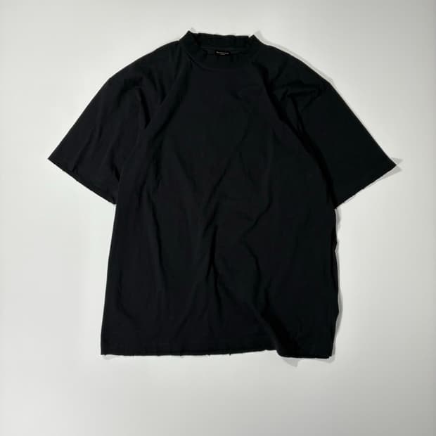 발렌시아가 미디엄 핏 디스트레스드 티셔츠 페이디드 블랙 M사이즈