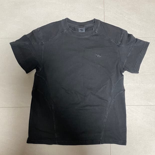 산산기어 반팔티 (차콜, 2사이즈) 판매합니다.