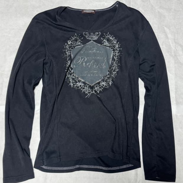 “HIDEAWAYS” 00s Style Printed T-Shirt