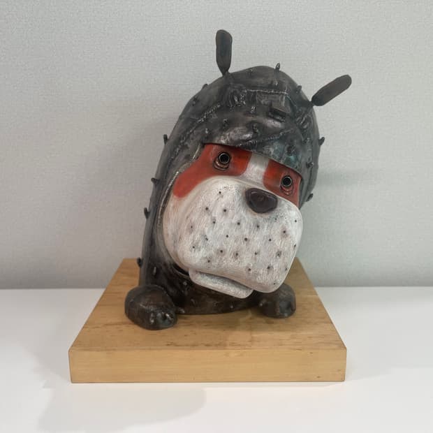 아사히 히토 Dog tilts 스컬프처 작품 Hitto Asai