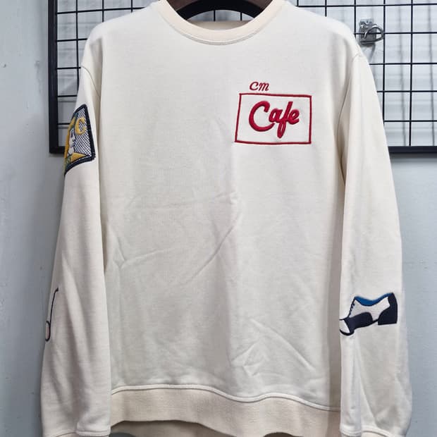 105XL 커스텀멜로우 (코오롱) 카페 자수 패치 맨투맨.