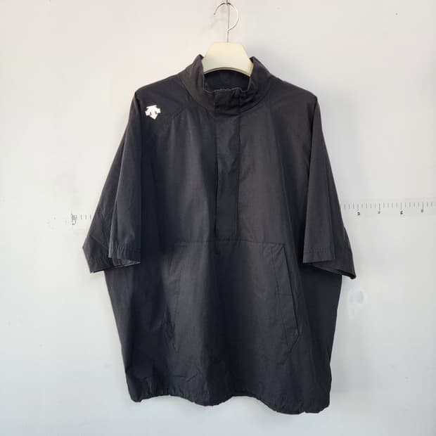 데상트 블랙 반팔 아노락